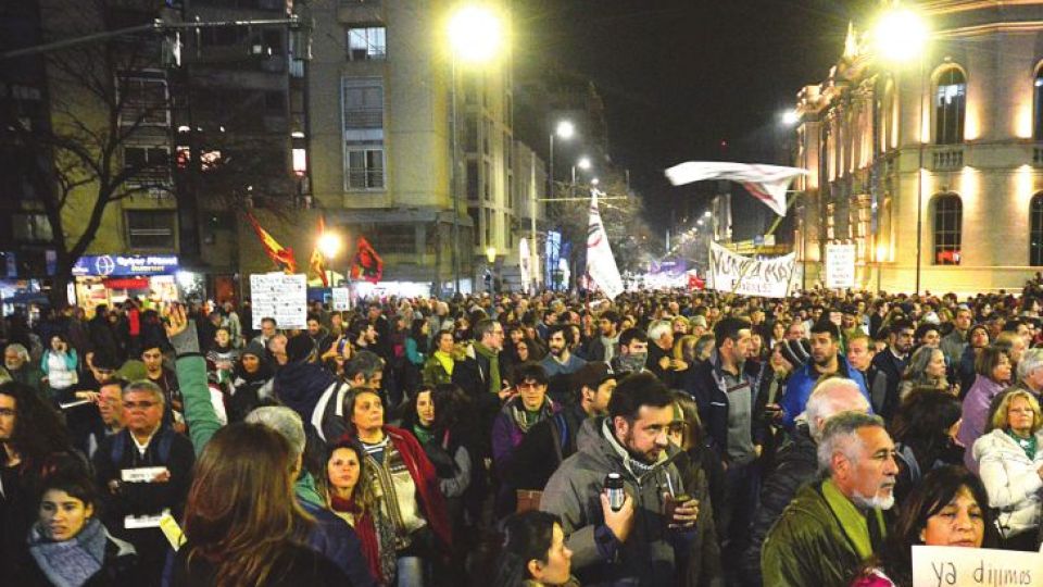 RESISTENCIA. Convocada por organismos de derechos humanos, el jueves se realizó en Córdoba una marcha que resiste la aplicación del polémico decreto.