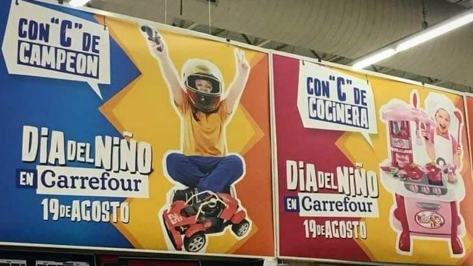 La cartelería publicitaria de la cadena de supermercados por el Día del Niño desató las críticas.
