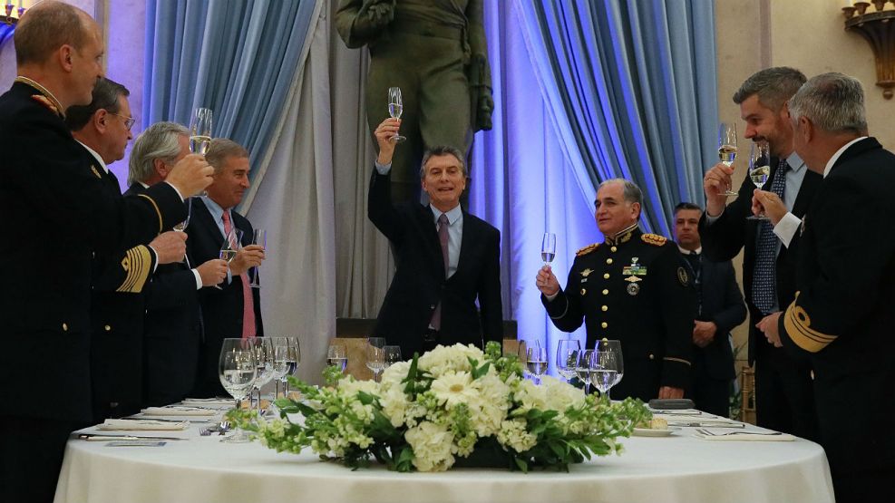 El presidente Macri, en el brindis de la cena de las Fuerzas Armadas.