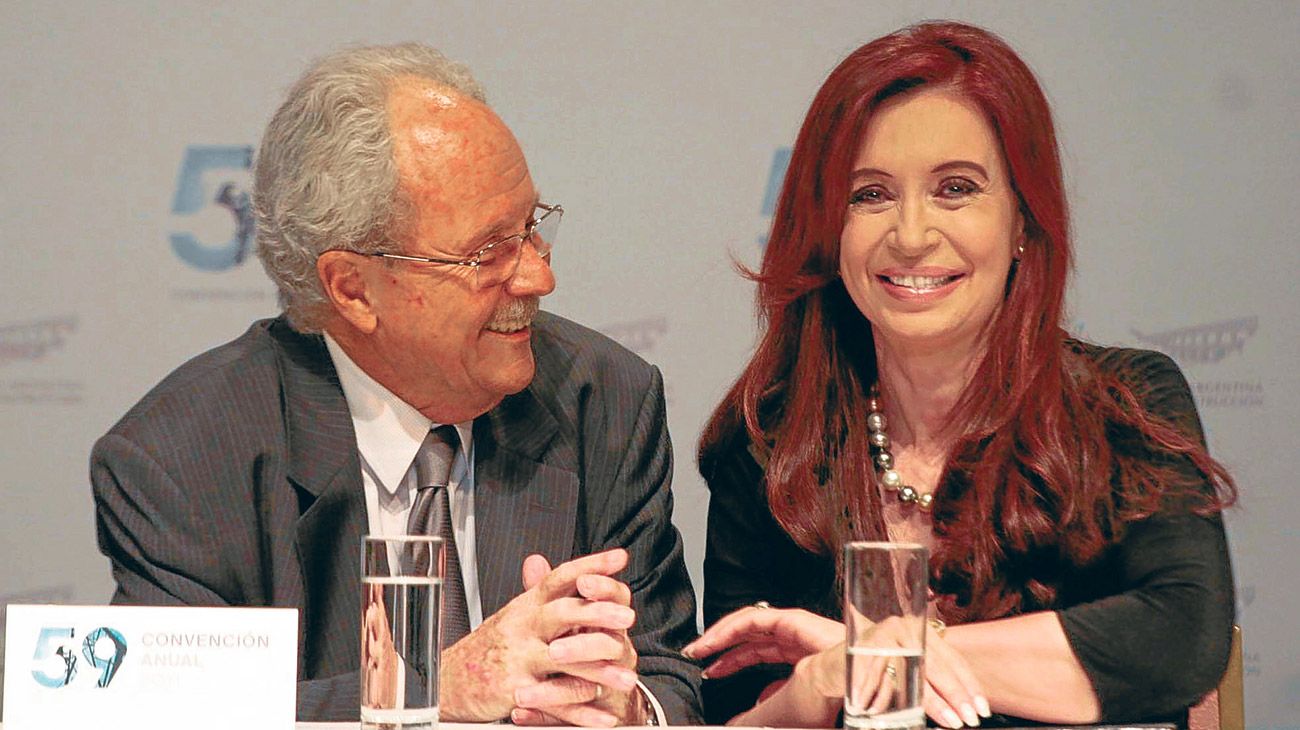 Carlos Wagner junto a la entonces presidenta Cristina Ferández de Kirchner.