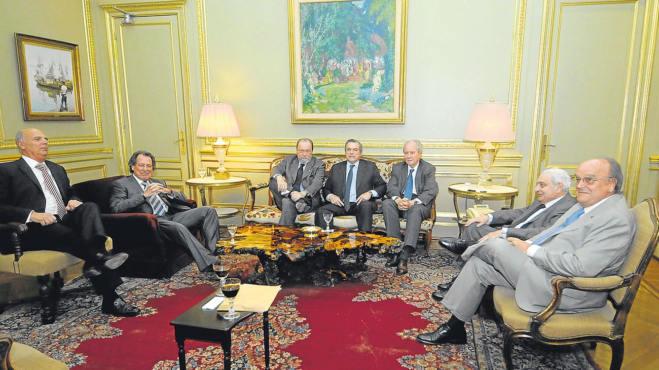 Carlos Wagner junto a José Ignacio de Mendiguren y representantes del sector empresarial. 