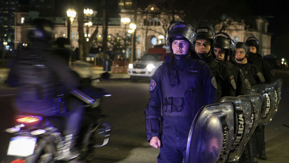 En el aniversario de la desaparición de Maldonado: hubo incidentes y detenidos en la zona de Plaza de Mayo.