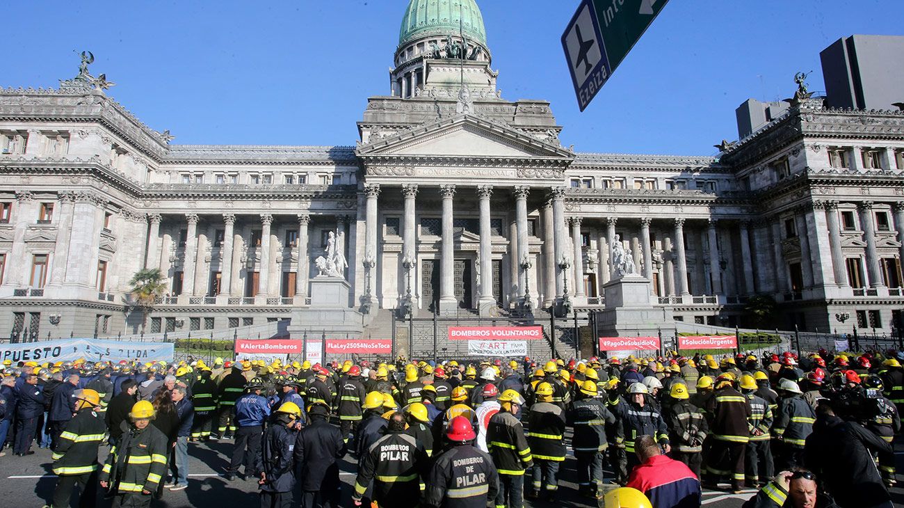 Bomberos voluntarios de todo el país, protestan esta mañana en el Congreso de la Nación