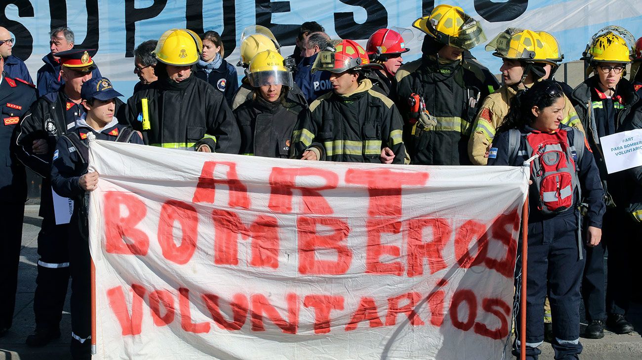 Bomberos voluntarios de todo el país, protestan esta mañana en el Congreso de la Nación