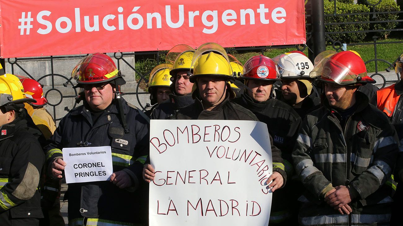 Bomberos voluntarios de todo el país, protestan esta mañana en el Congreso de la Nación