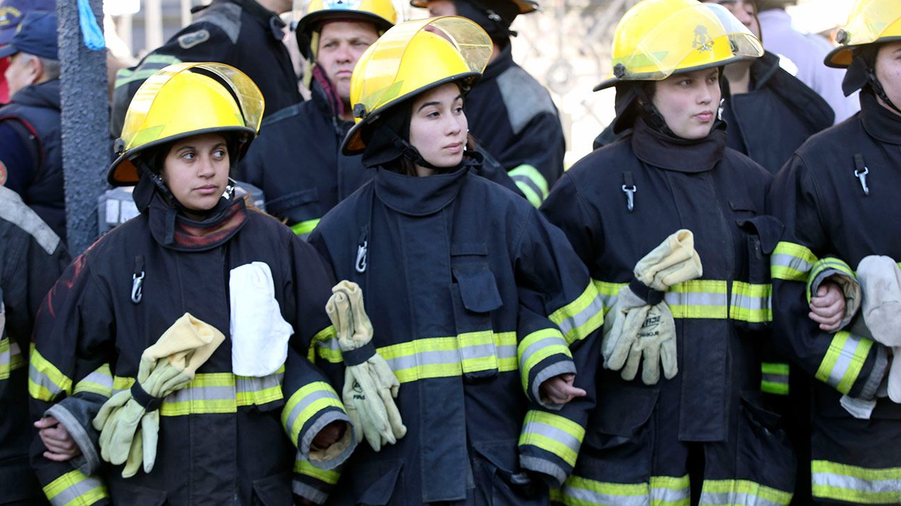 Bomberos voluntarios de todo el país, protestan esta mañana en el Congreso de la Nación