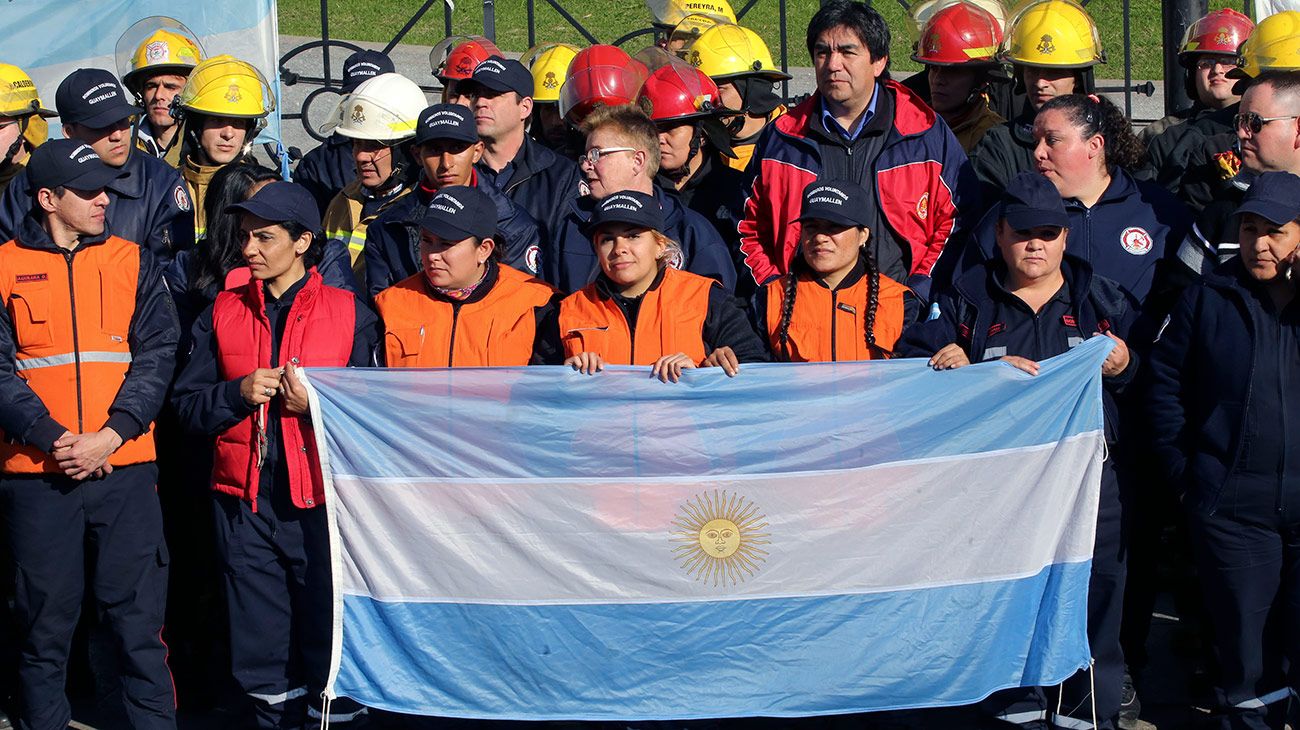 Bomberos voluntarios de todo el país, protestan esta mañana en el Congreso de la Nación