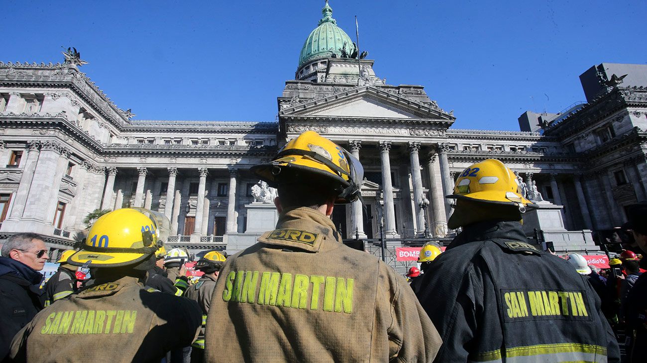 Bomberos voluntarios de todo el país, protestan esta mañana en el Congreso de la Nación