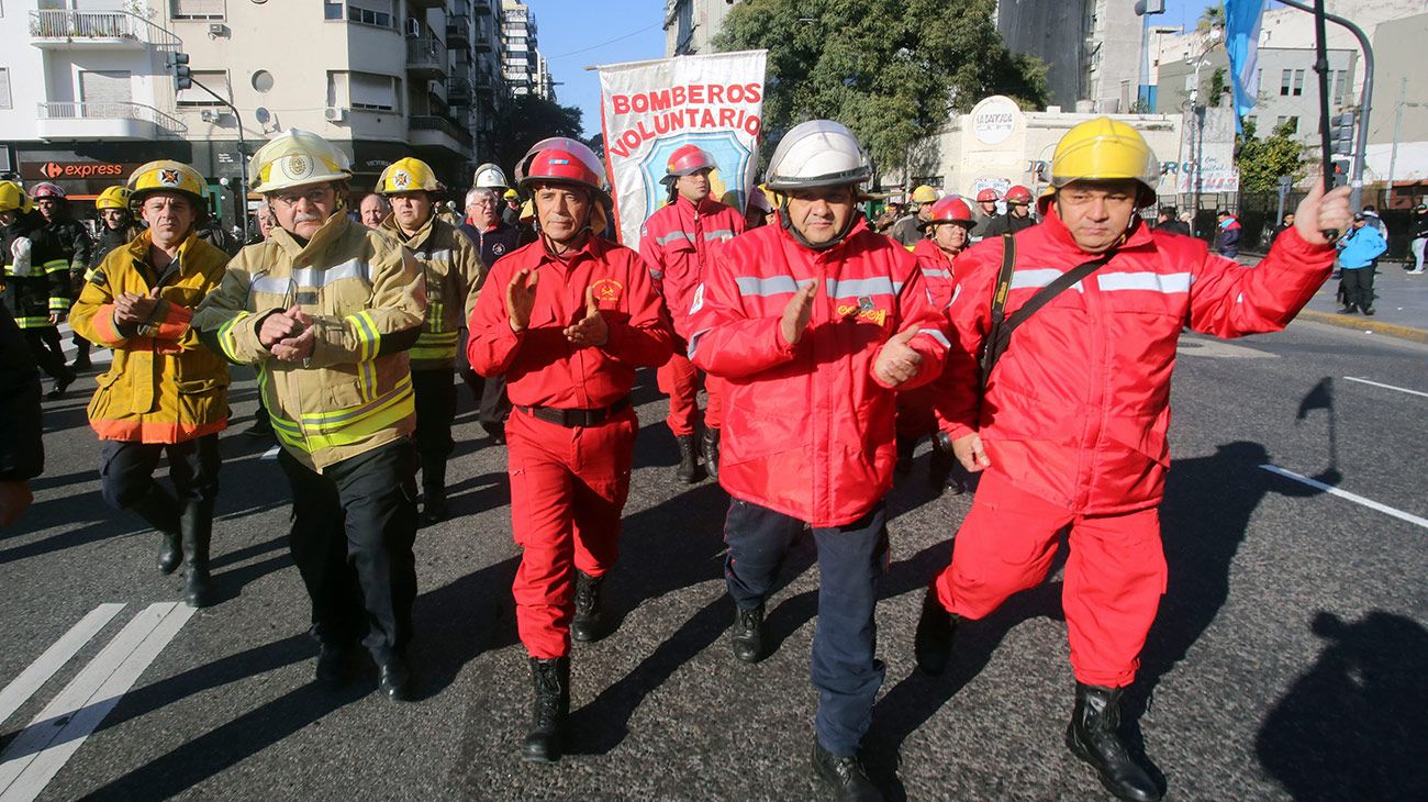 Bomberos voluntarios de todo el país, protestan esta mañana en el Congreso de la Nación