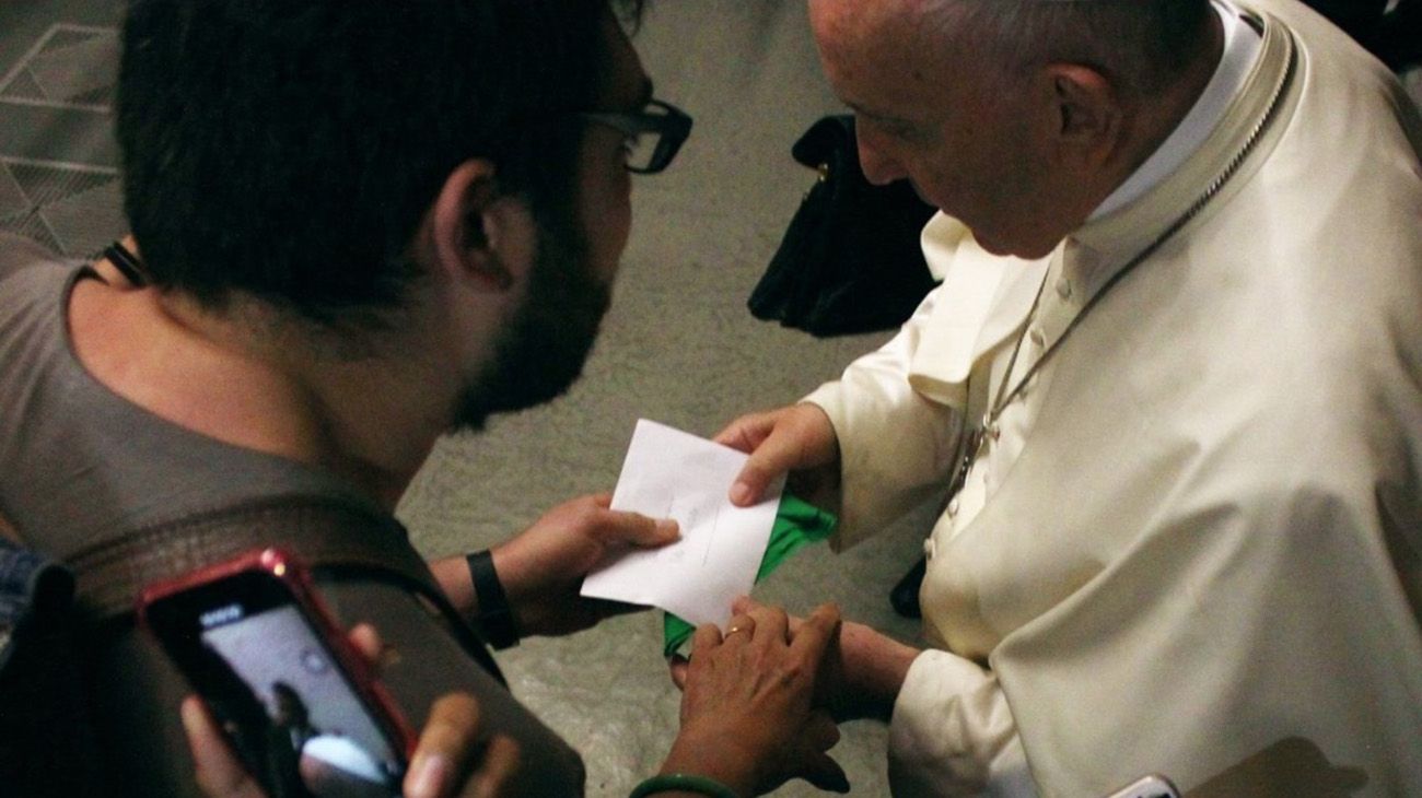 Un joven que vive en Roma le entregó un pañuelo verde de la campaña por el aborto al Papa Francisco.