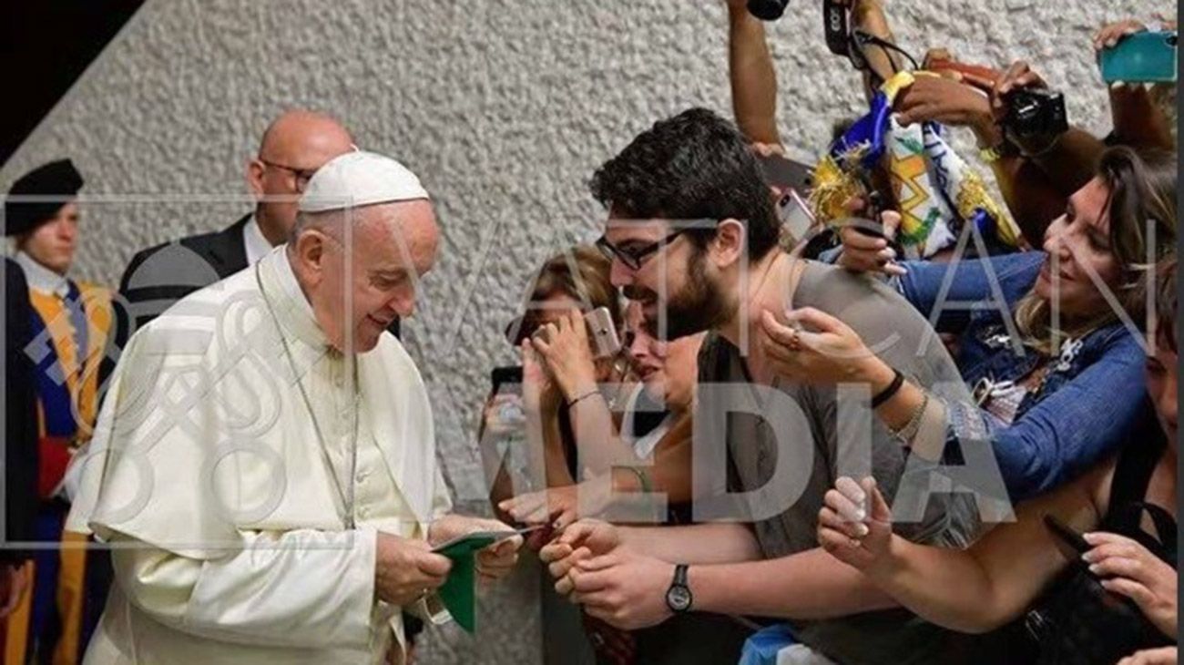 Un joven que vive en Roma le entregó un pañuelo verde de la campaña por el aborto al Papa Francisco.