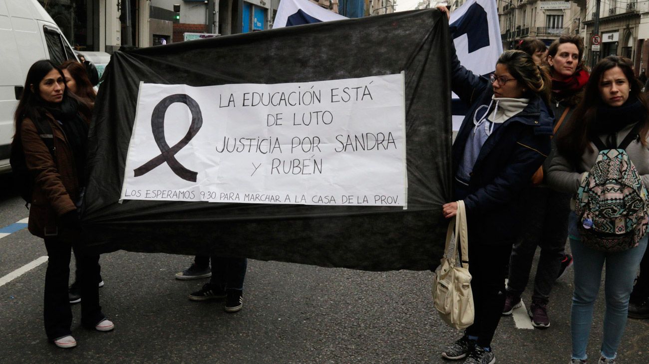 MovilizaciÓn de docentes en las puertas de la Casa de la Pcia. de Bs.As