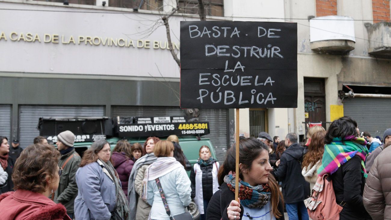 MovilizaciÓn de docentes en las puertas de la Casa de la Pcia. de Bs.As