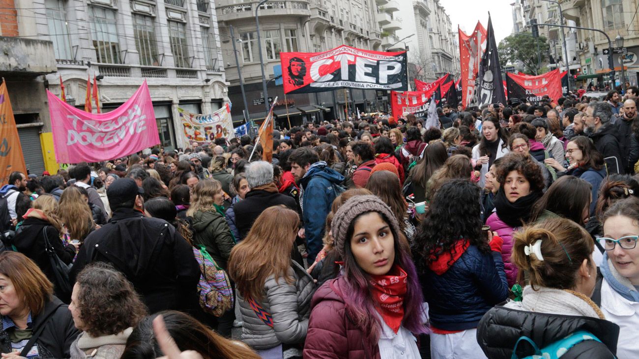 MovilizaciÓn de docentes en las puertas de la Casa de la Pcia. de Bs.As