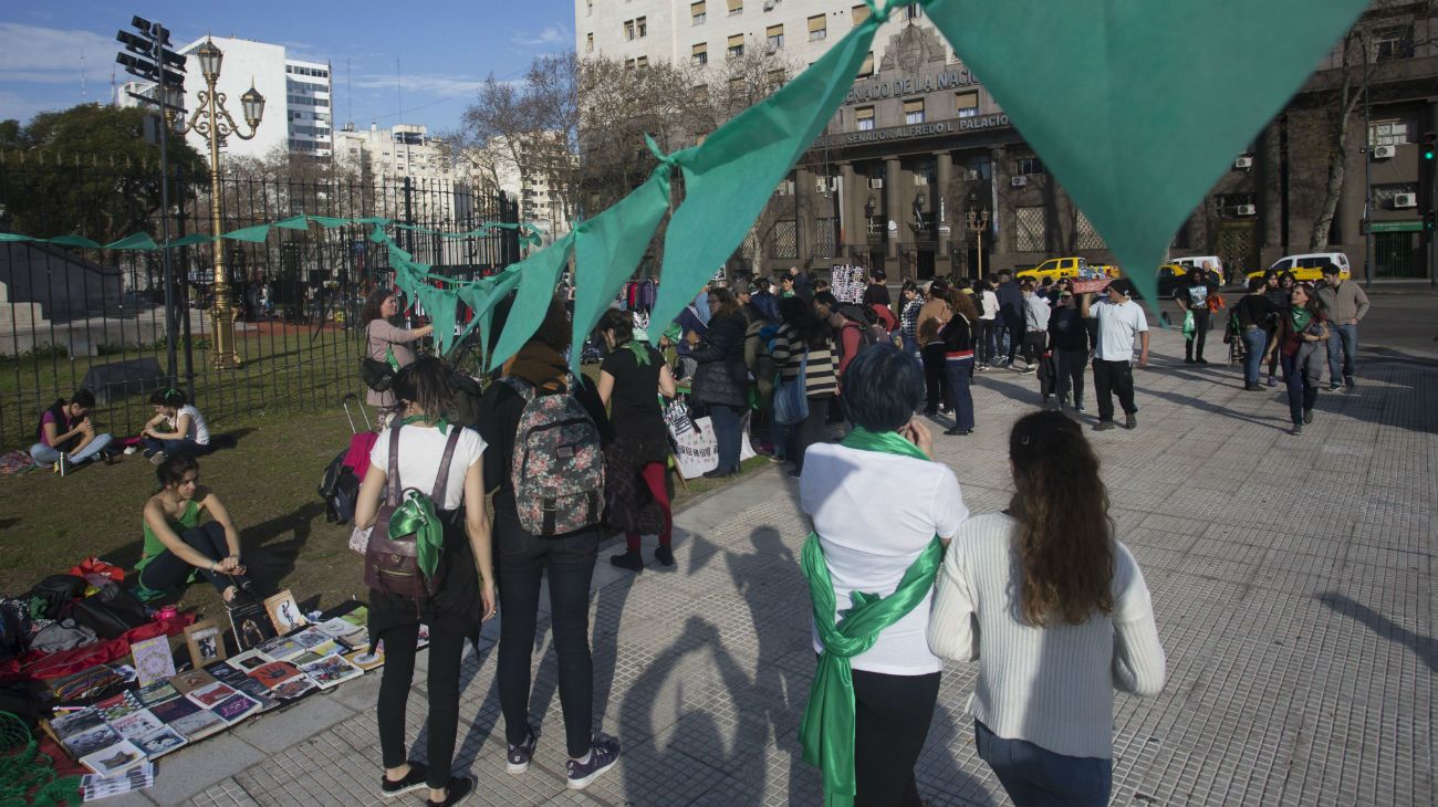 Organizaciones sociales, políticas, culturales, de Derechos Humanos y religiosas a favor y en contra de la legalización del aborto realizaron hoy distintas actividades frente al Congreso