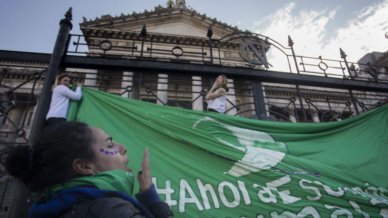 Organizaciones sociales, políticas, culturales, de Derechos Humanos y religiosas a favor y en contra de la legalización del aborto realizaron hoy distintas actividades frente al Congreso