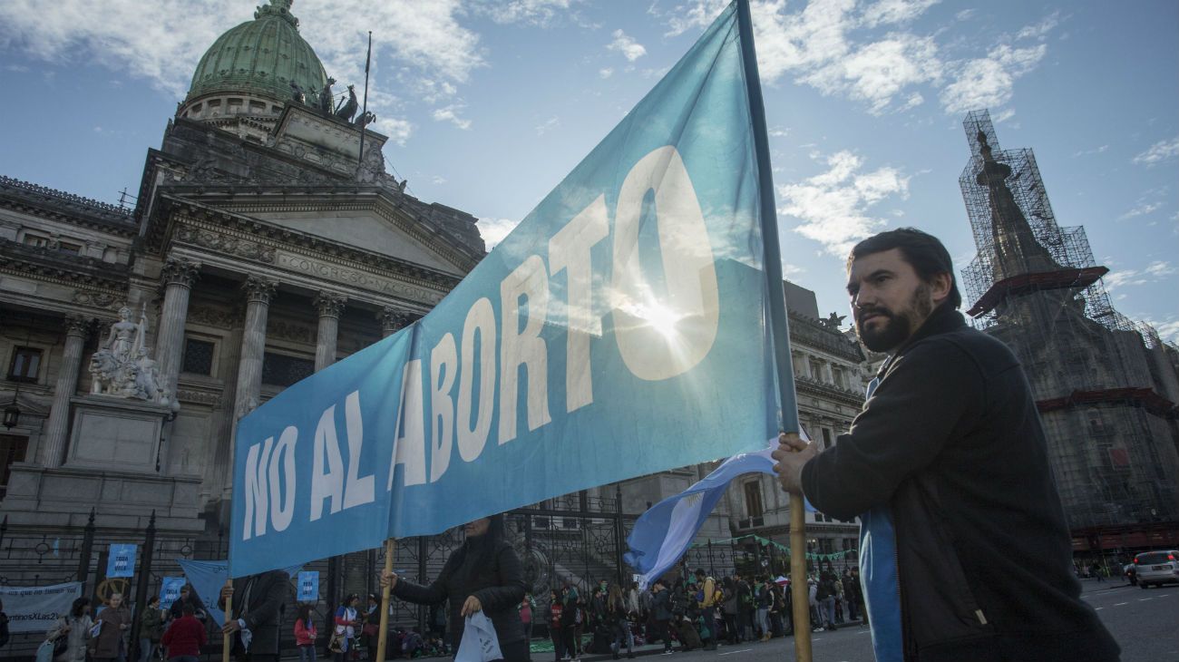 Organizaciones sociales, políticas, culturales, de Derechos Humanos y religiosas a favor y en contra de la legalización del aborto realizaron hoy distintas actividades frente al Congreso