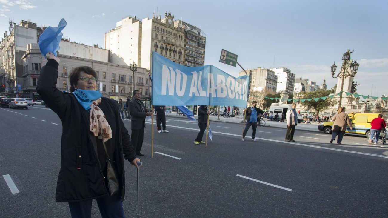 Organizaciones sociales, políticas, culturales, de Derechos Humanos y religiosas a favor y en contra de la legalización del aborto realizaron hoy distintas actividades frente al Congreso