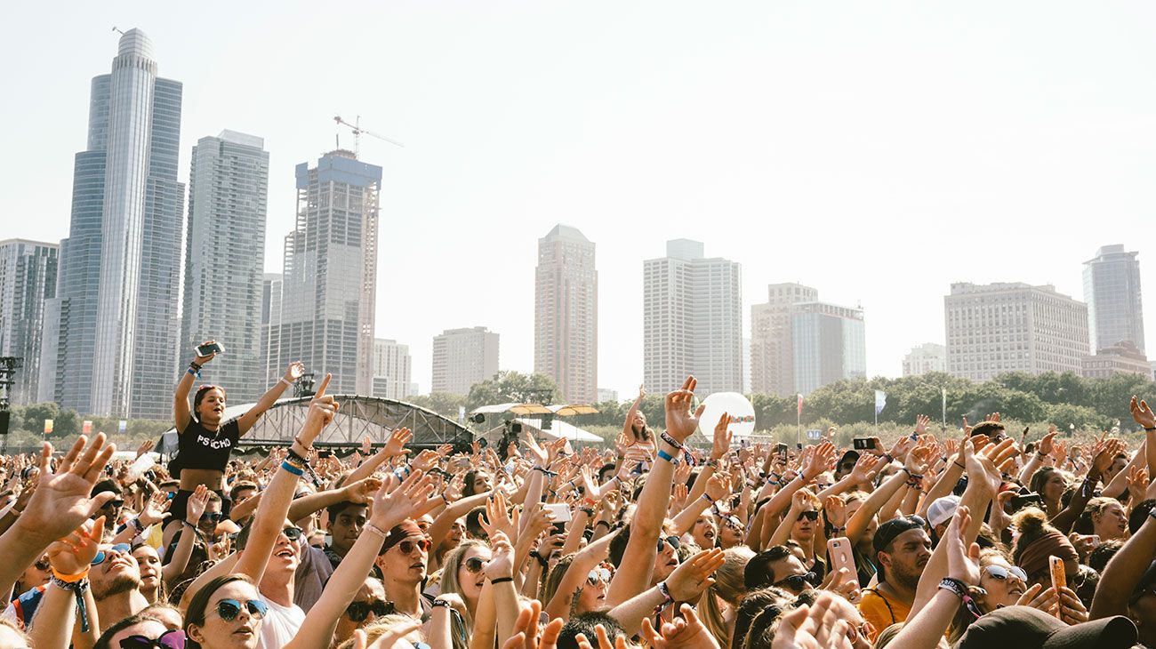 Miles de jovenes en el Grant Park