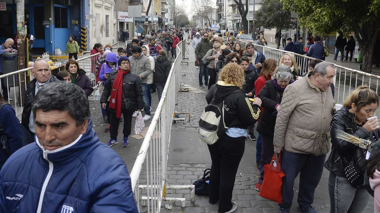 Cientos de personas se acercan a San cayetano