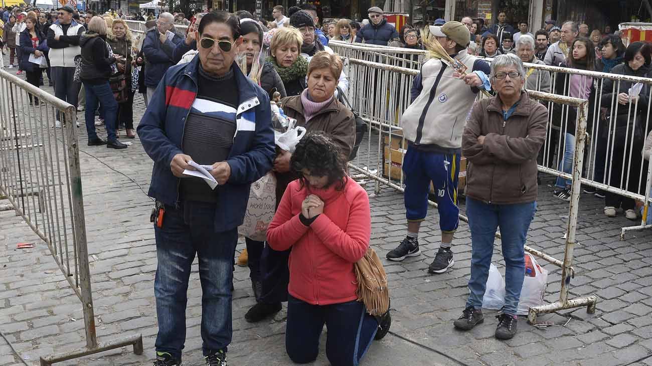 Cientos de personas se acercan a San cayetano