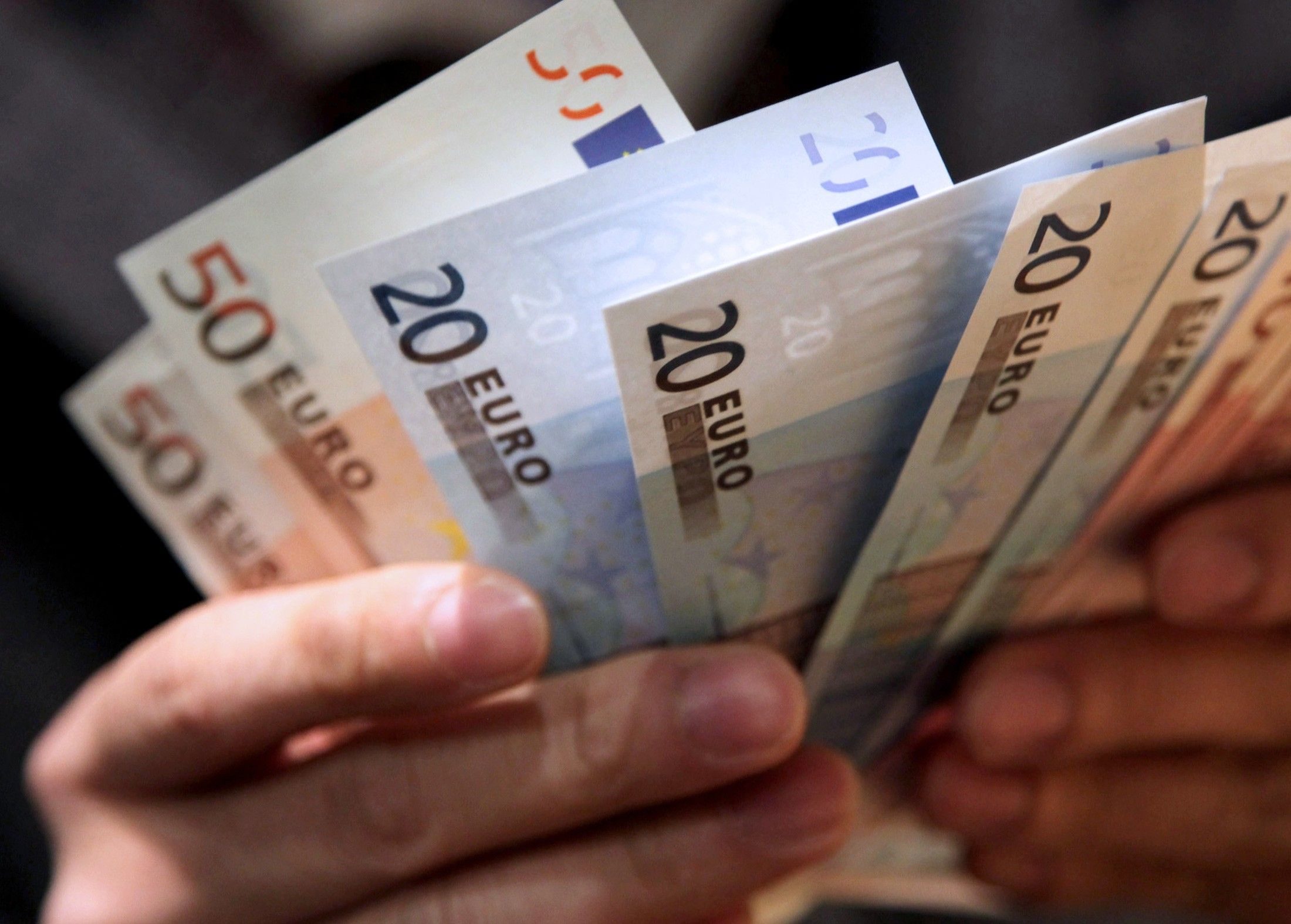 Pound Slips to Lowest Since November Versus Euro on No-Deal Fear