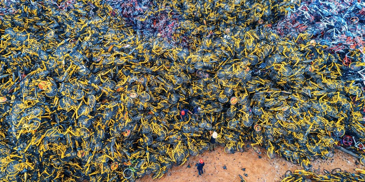 Cientos de miles de bicicletas descartadas se acumulan en las grandes ciudades chinas.