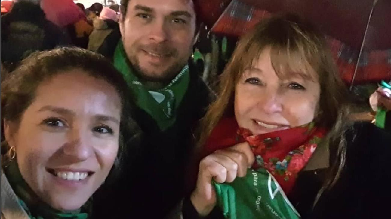 La suegra y la esposa de Marcos Peña marcharon al Senado en favor del aborto legal