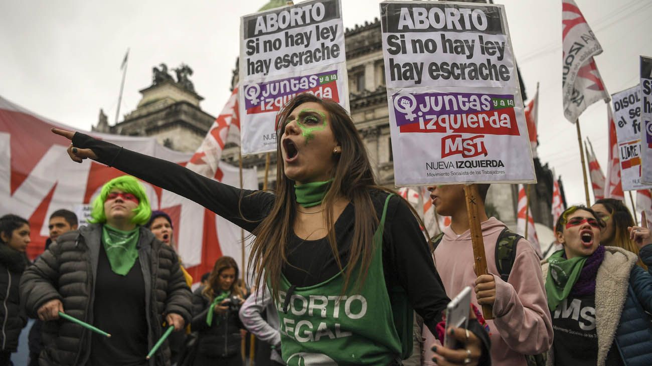  Las dos caras de la marcha fuera del congreso 