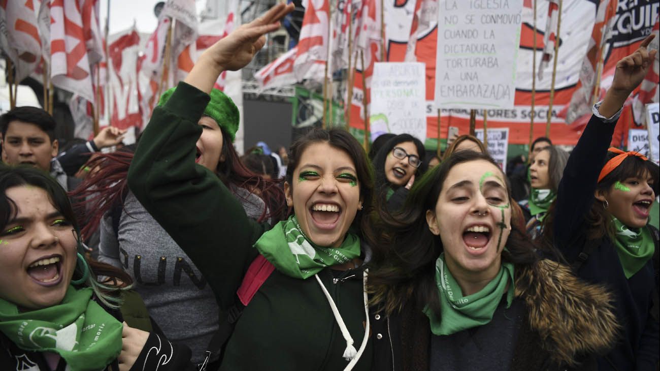  Las dos caras de la marcha fuera del congreso 