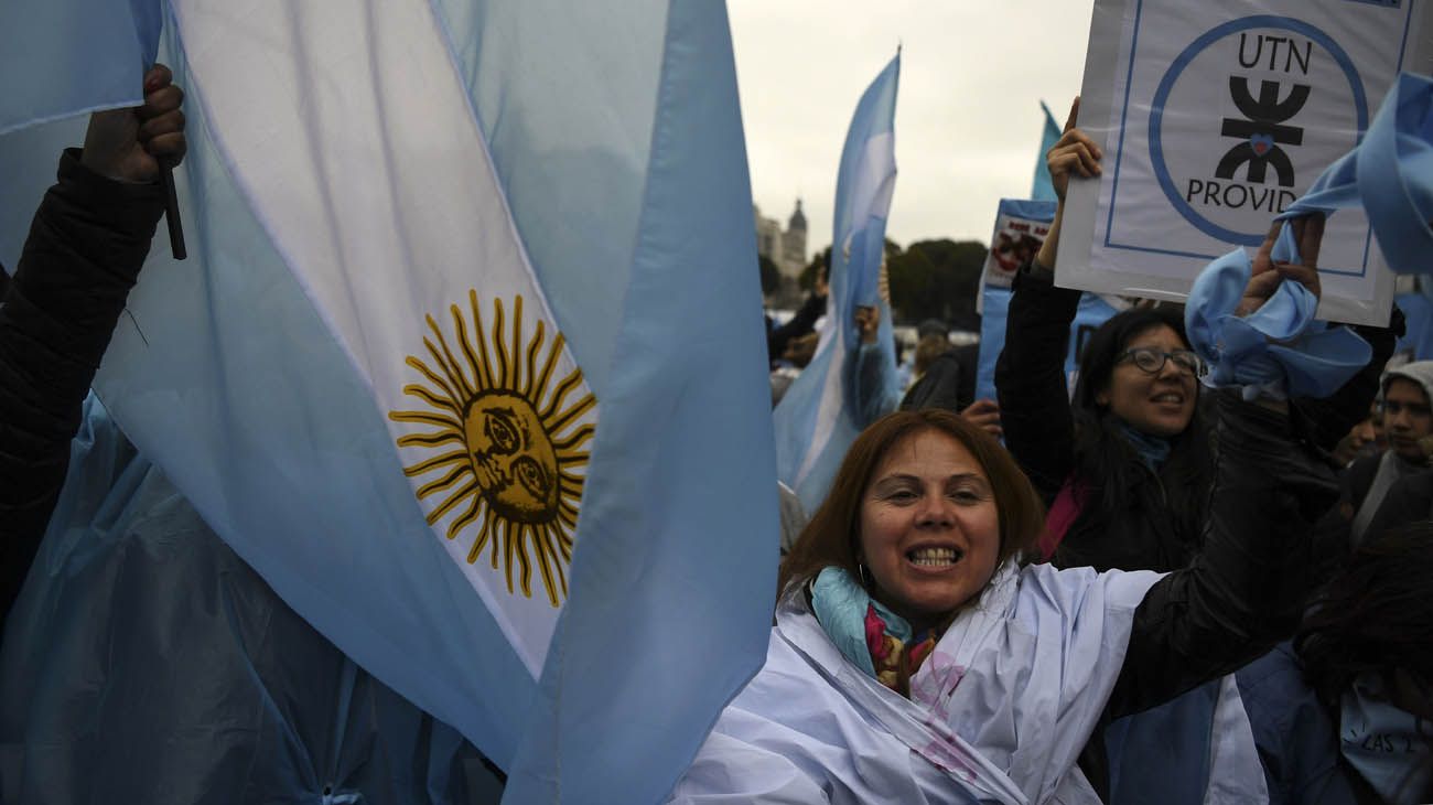  Las dos caras de la marcha fuera del congreso 