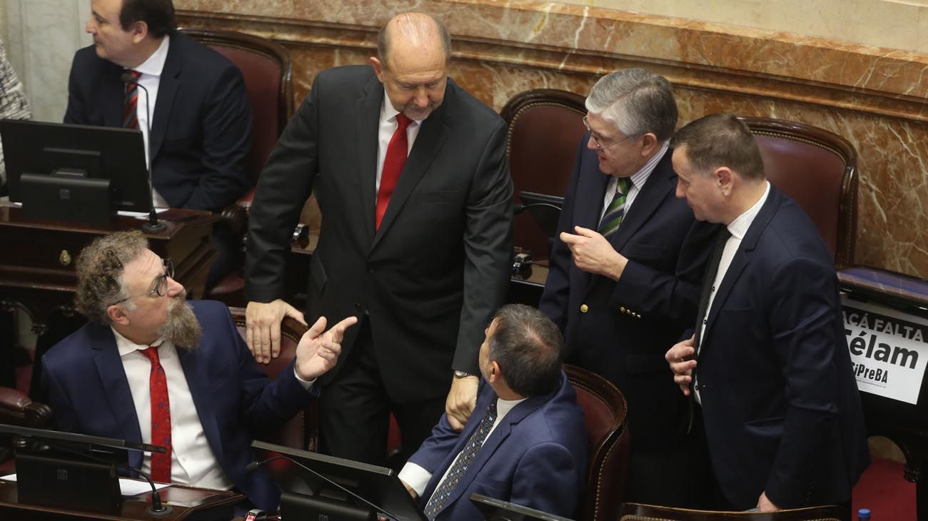 Senadores en el congreso votando por la ley de la interrupcion del embarazo