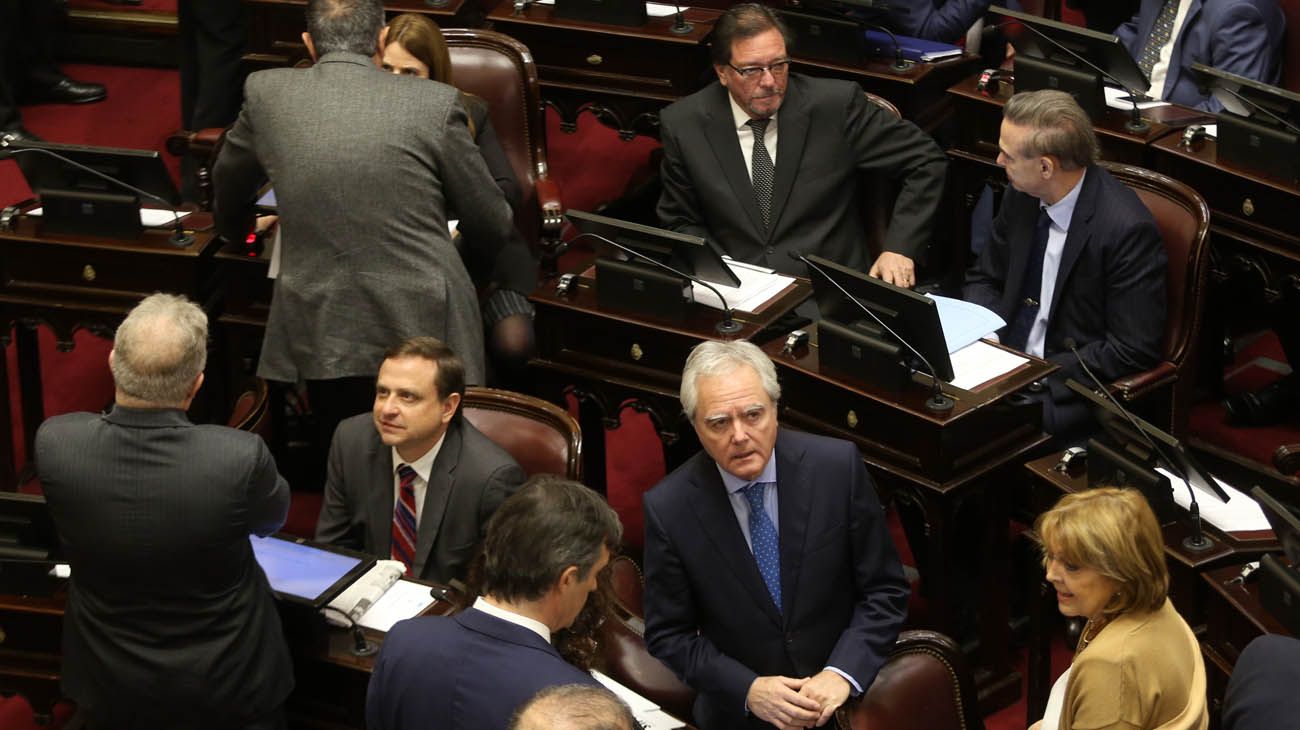 Senadores en el congreso votando por la ley de la interrupcion del embarazo