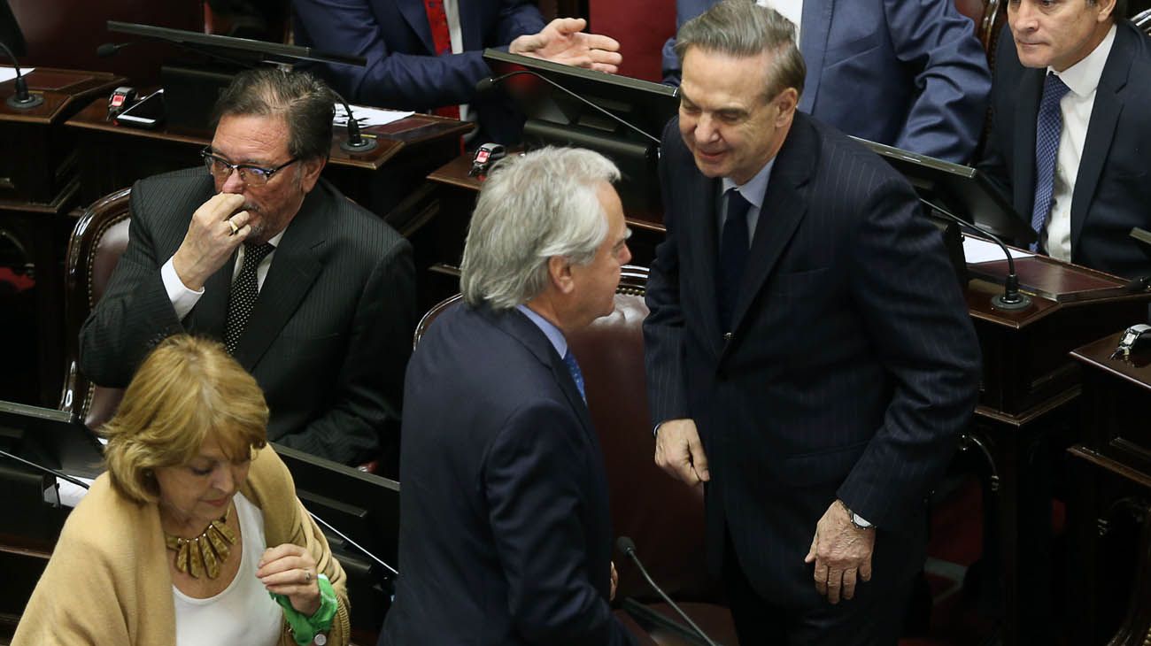 Senadores en el congreso votando por la ley de la interrupcion del embarazo