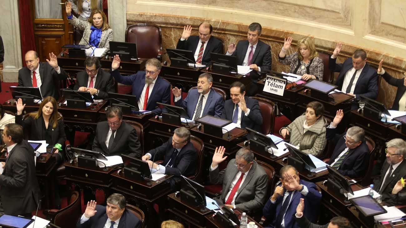 Senadores en el congreso votando por la ley de la interrupcion del embarazo