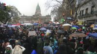 Manifestantes a favor del aborto se concentran en las inmediaciones del Congreso mientras se debate la ley. 