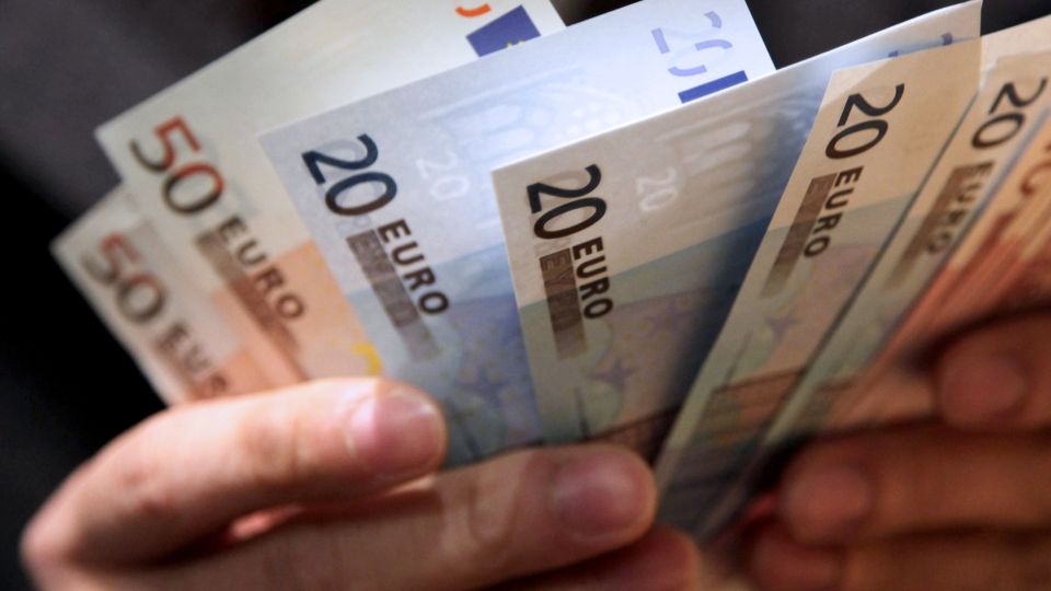Pound Slips to Lowest Since November Versus Euro on No-Deal Fear