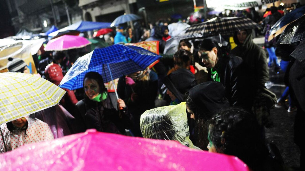 En la calle se espera el resultado de la votación por la ley de Interrupción Voluntaria del Embarazo