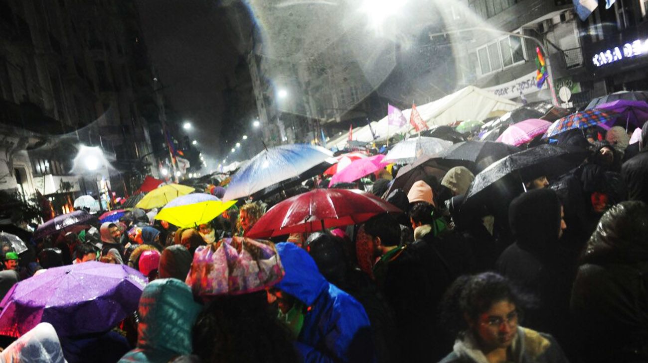 En la calle se espera el resultado de la votación por la ley de Interrupción Voluntaria del Embarazo