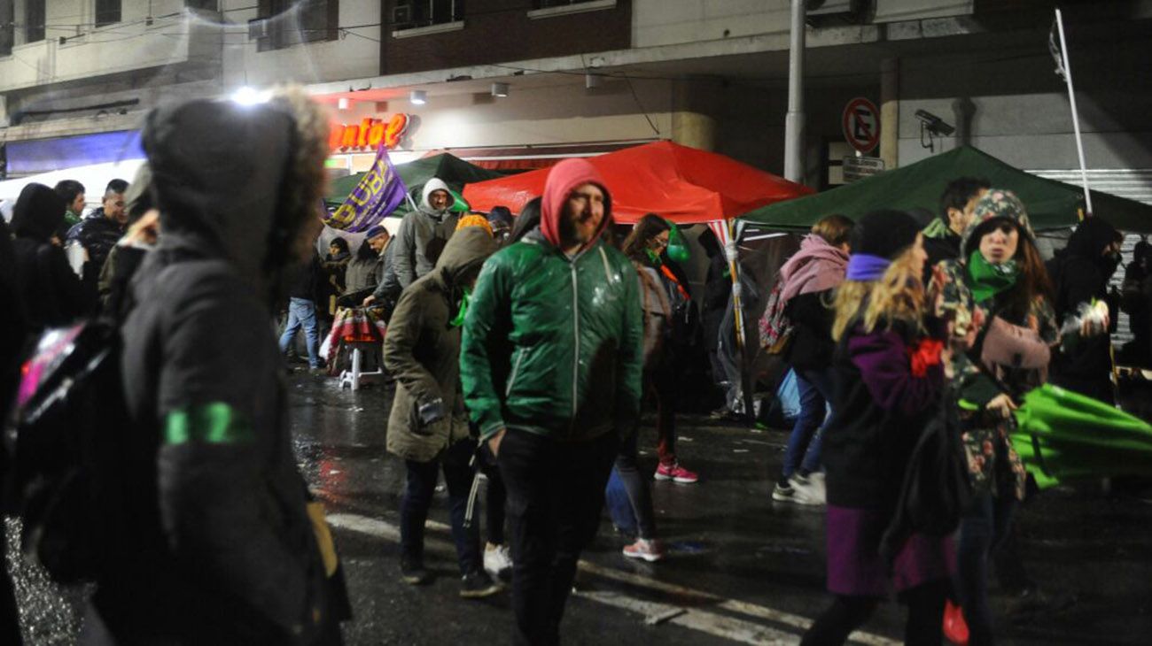 En la calle se espera el resultado de la votación por la ley de Interrupción Voluntaria del Embarazo.