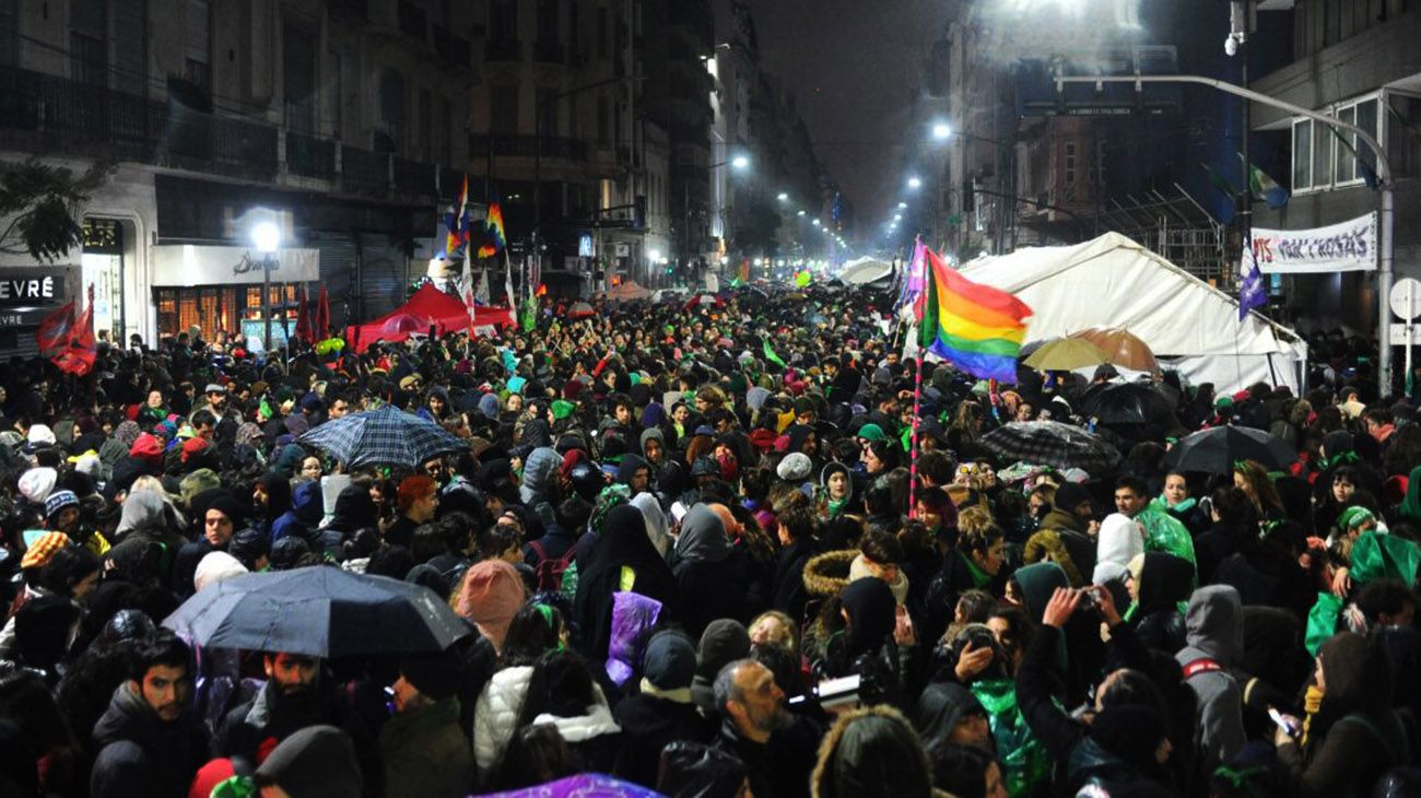 En la calle se espera el resultado de la votación por la ley de Interrupción Voluntaria del Embarazo.
