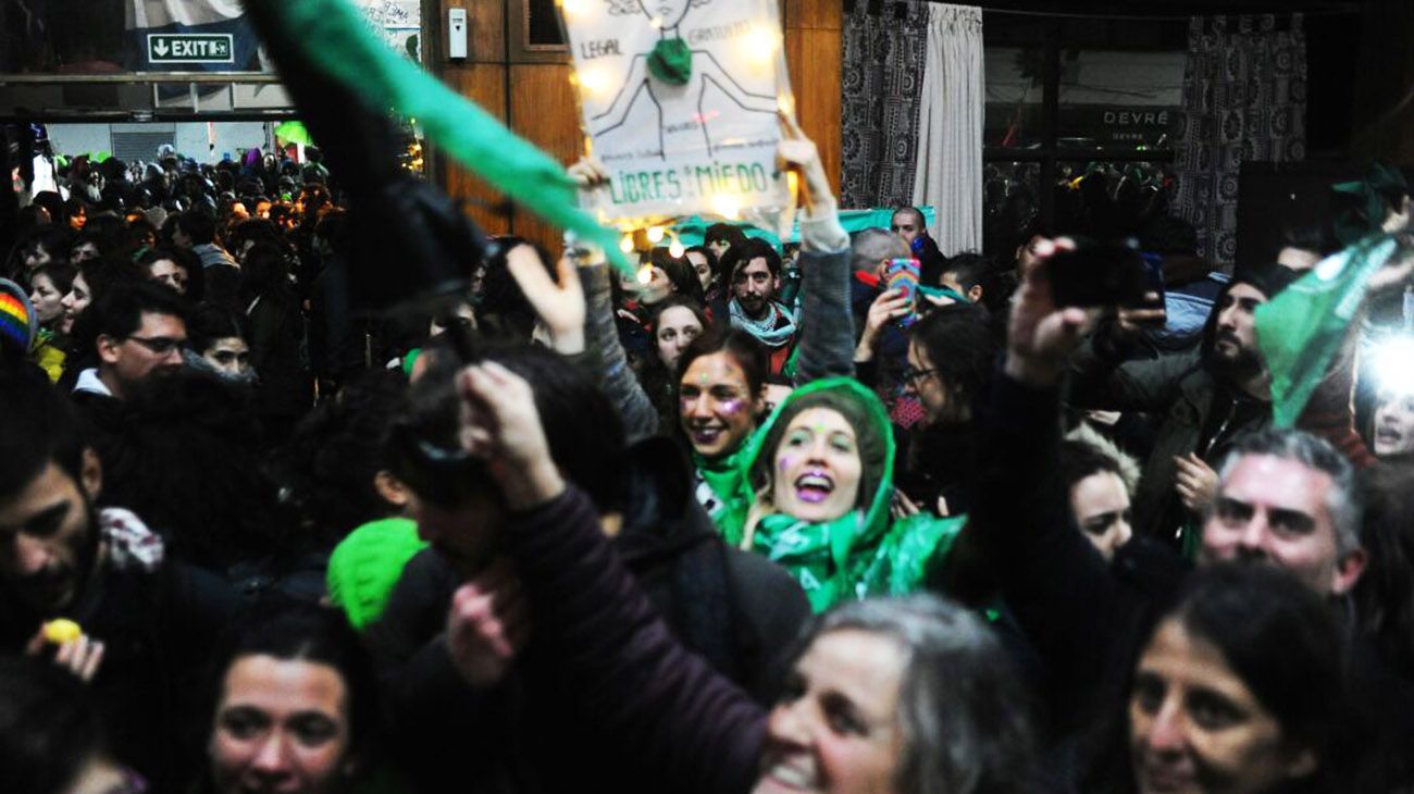 En la calle se espera el resultado de la votación por la ley de Interrupción Voluntaria del Embarazo.