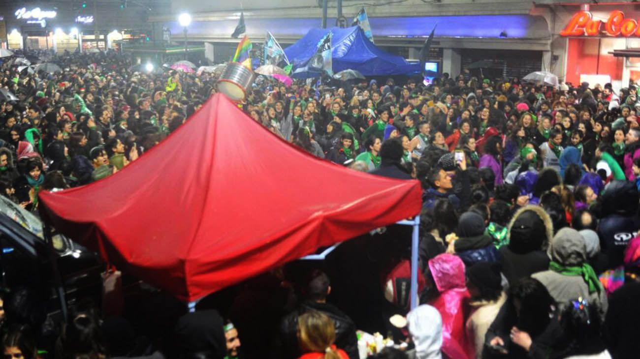 En la calle se espera el resultado de la votación por la ley de Interrupción Voluntaria del Embarazo.