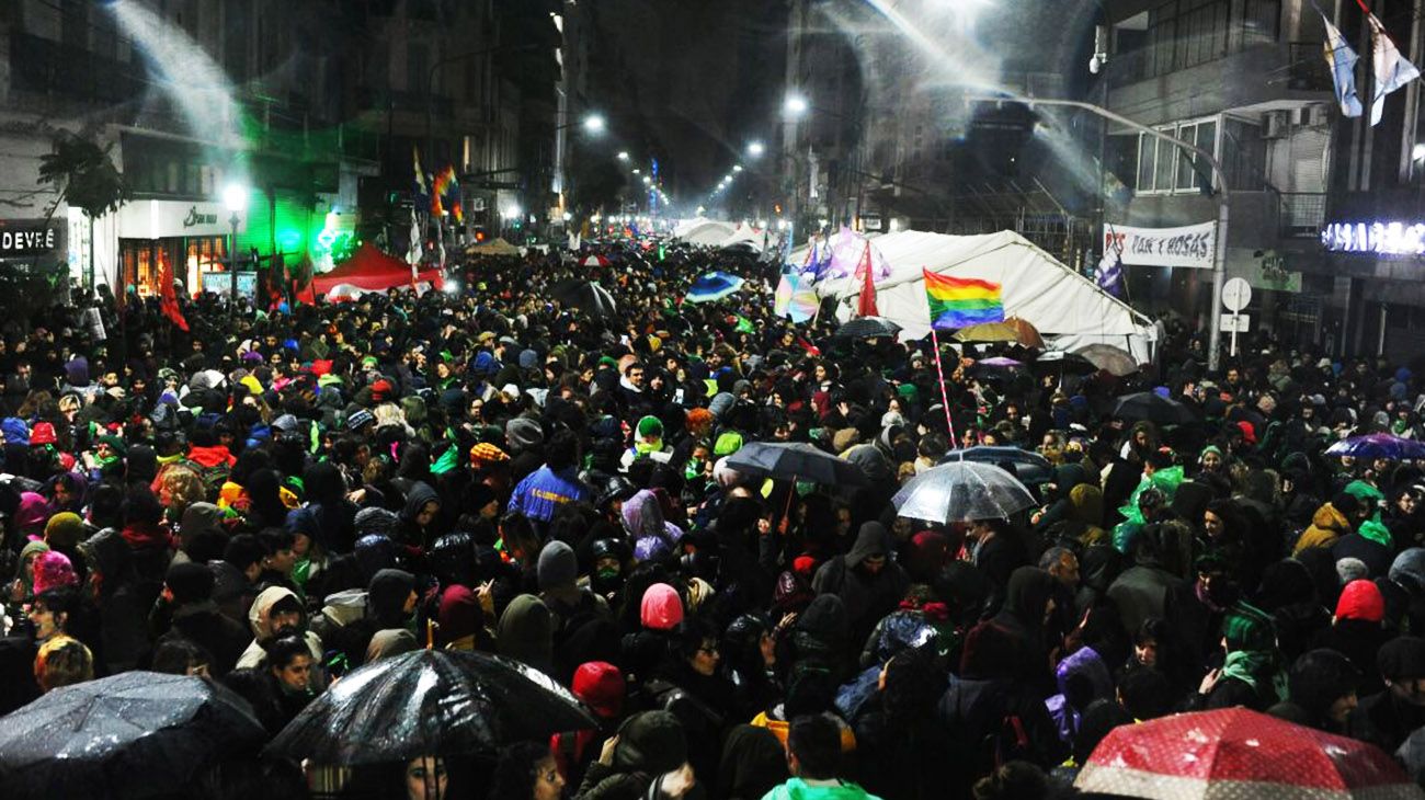 En la calle se espera el resultado de la votación por la ley de Interrupción Voluntaria del Embarazo.