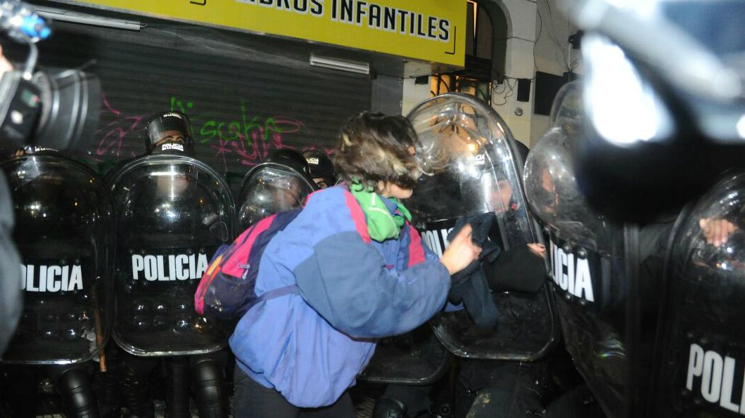 ABORTO. Se registraron incidentes en torno al Congreso Nacional tras el rechazo al proyecto de ley.