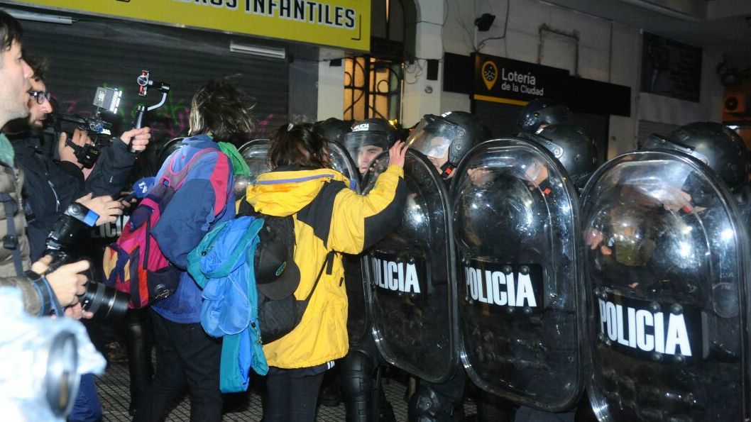 ABORTO. Se registraron incidentes en torno al Congreso Nacional tras el rechazo al proyecto de ley.