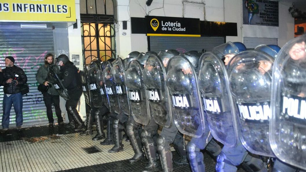 ABORTO. Se registraron incidentes en torno al Congreso Nacional tras el rechazo al proyecto de ley.