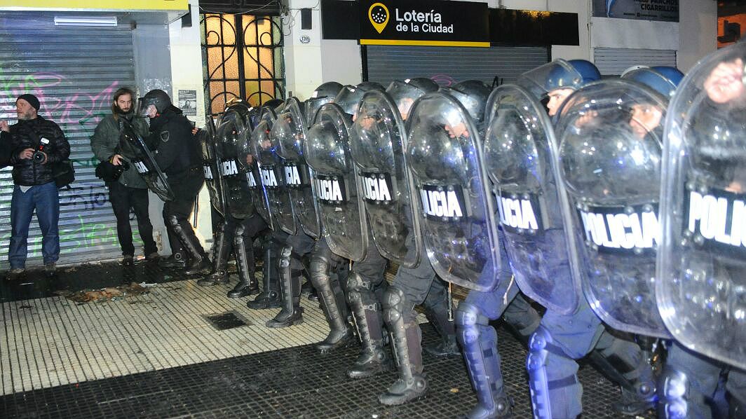 Poco después de la votación un grupo del lado "verde" de la plaza lanzó piedras y encendió fogatas. La policía respondió con hidrantes.