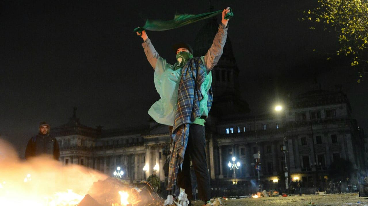 Poco después de la votación un grupo del lado "verde" de la plaza lanzó piedras y encendió fogatas. La policía respondió con hidrantes.