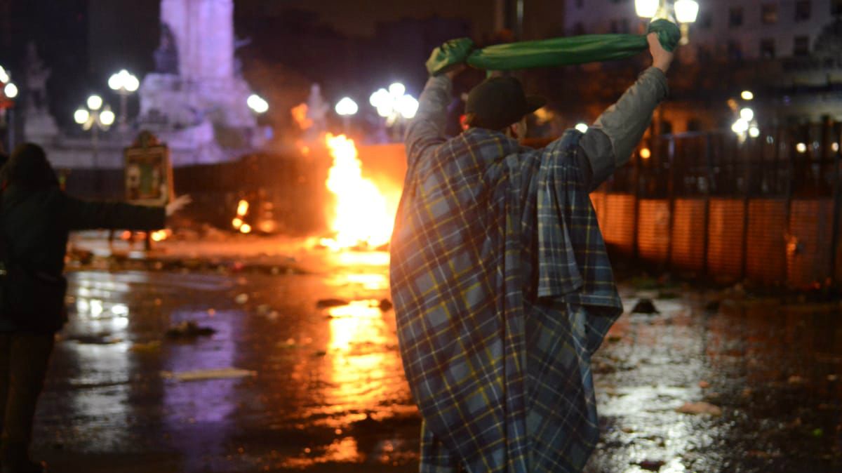 Poco después de la votación un grupo del lado "verde" de la plaza lanzó piedras y encendió fogatas. La policía respondió con hidrantes.